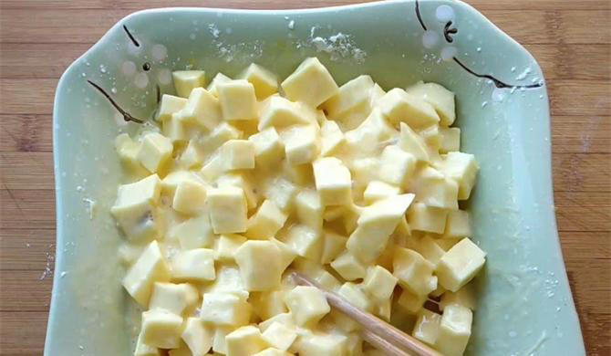 一根红薯，加点淀粉，不蒸不煮，筷子一搅，10分钟做出香甜小零食