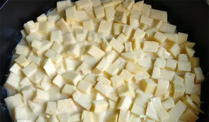 一根红薯，加点淀粉，不蒸不煮，筷子一搅，10分钟做出香甜小零食