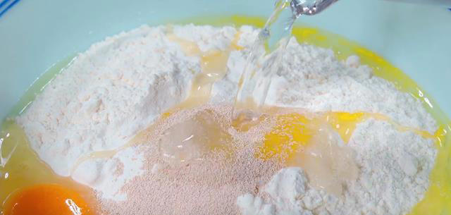 这样的碗蒸糕比蛋糕还香，有鸡蛋面粉就能做，出锅蓬松暄软