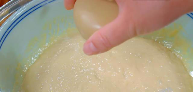 这样的碗蒸糕比蛋糕还香，有鸡蛋面粉就能做，出锅蓬松暄软