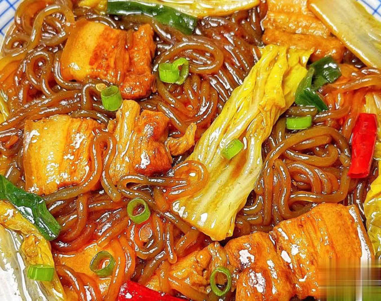 白菜炖粉条别直接炒白菜，一招让炖菜比炒菜还香