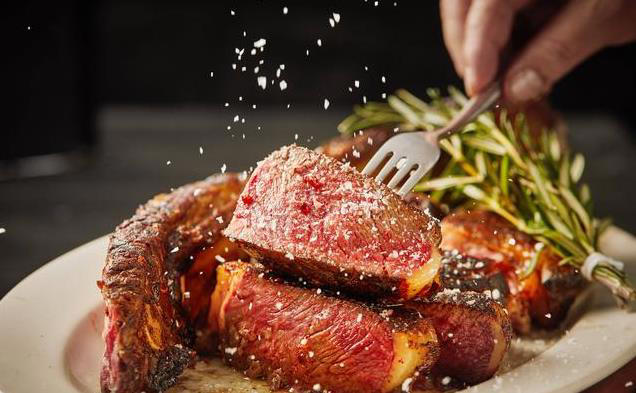 为啥吃西餐一块牛排就能顶饱,吃中国火锅一盘牛肉都不够吃?有啥科学解释?