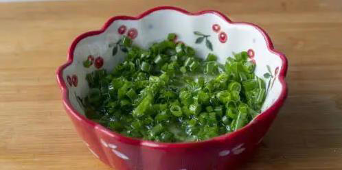 简单葱花饼咋这么香？2个技巧学会，外酥里软秒杀肉味