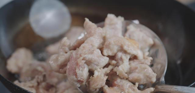 这才是锅包肉简单好吃的做法，味道不比饭店差，真过瘾