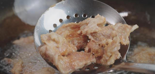 这才是锅包肉简单好吃的做法，味道不比饭店差，真过瘾