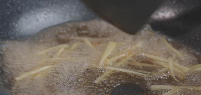 这才是锅包肉简单好吃的做法，味道不比饭店差，真过瘾