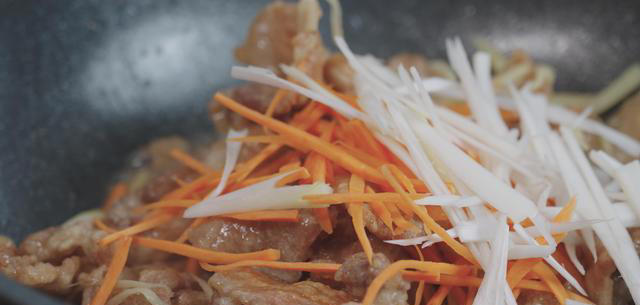 这才是锅包肉简单好吃的做法，味道不比饭店差，真过瘾