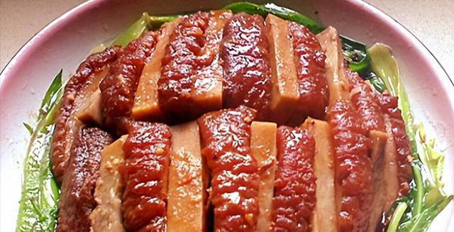 芋头扣肉是一道经典的粤菜，口感软糯、肥而不腻，深受人们喜爱