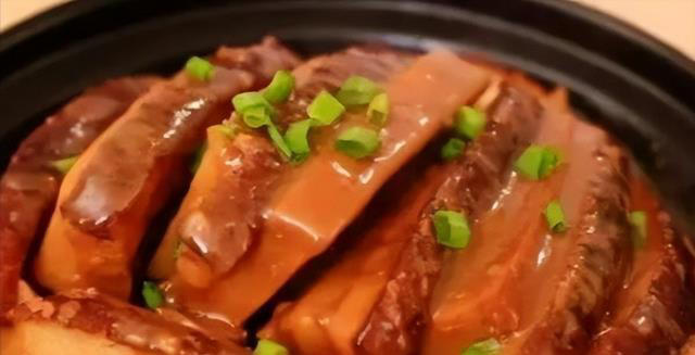 芋头扣肉是一道经典的粤菜，口感软糯、肥而不腻，深受人们喜爱