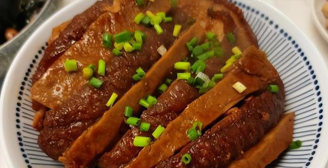 芋头扣肉是一道经典的粤菜，口感软糯、肥而不腻，深受人们喜爱