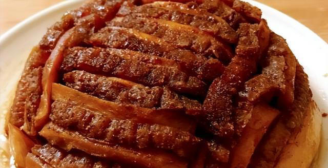 芋头扣肉是一道经典的粤菜，口感软糯、肥而不腻，深受人们喜爱