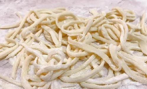 手擀面不用水，换1样东西，面条爽滑又筋道