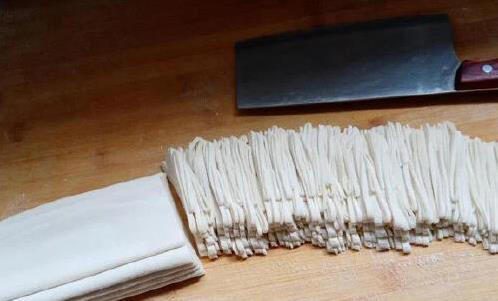 手擀面不用水，换1样东西，面条爽滑又筋道
