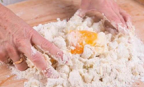 手擀面不用水，换1样东西，面条爽滑又筋道