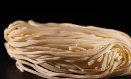 手擀面不用水，换1样东西，面条爽滑又筋道