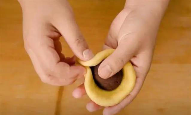 不用烤箱也能做面包，家常锅蒸40分钟，香甜拉丝全家抢