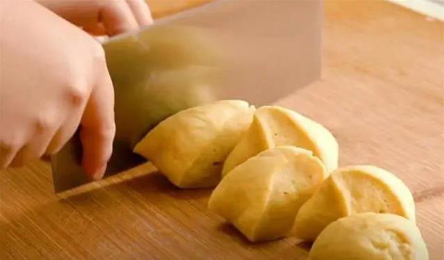 不用烤箱也能做面包，家常锅蒸40分钟，香甜拉丝全家抢