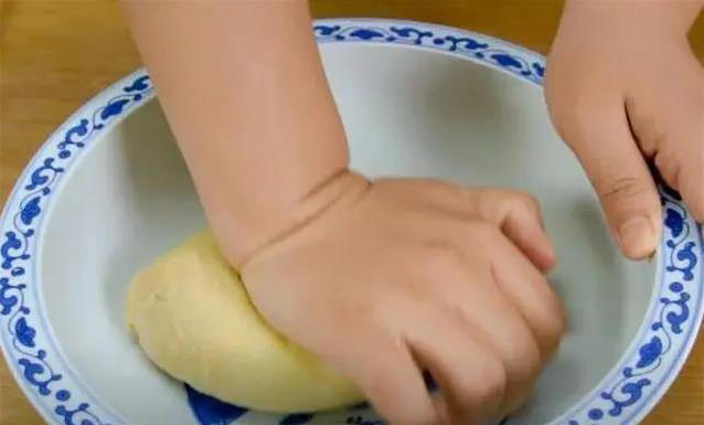 不用烤箱也能做面包，家常锅蒸40分钟，香甜拉丝全家抢