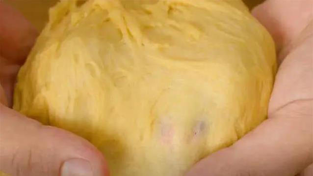 不用烤箱也能做面包，家常锅蒸40分钟，香甜拉丝全家抢