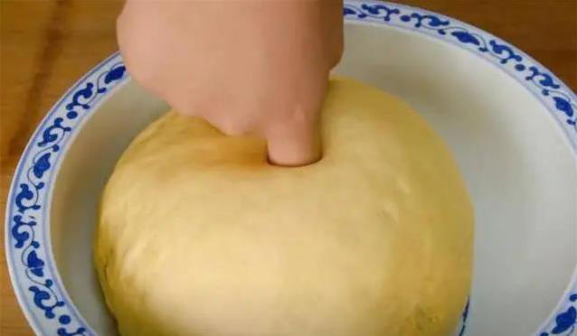 不用烤箱也能做面包，家常锅蒸40分钟，香甜拉丝全家抢