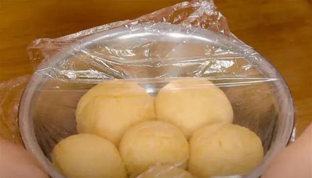 不用烤箱也能做面包，家常锅蒸40分钟，香甜拉丝全家抢