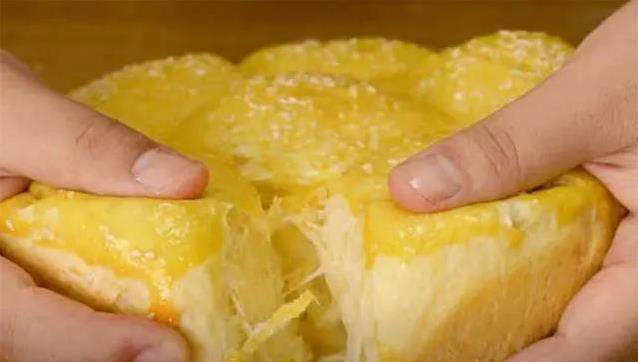 不用烤箱也能做面包，家常锅蒸40分钟，香甜拉丝全家抢