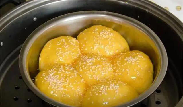不用烤箱也能做面包，家常锅蒸40分钟，香甜拉丝全家抢
