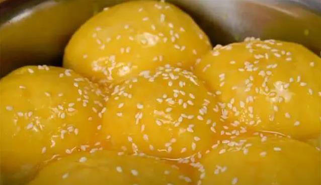 不用烤箱也能做面包，家常锅蒸40分钟，香甜拉丝全家抢