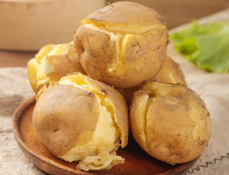 吃了 400 年土豆，为什么咱中国人不把它当饭吃？真相在这儿