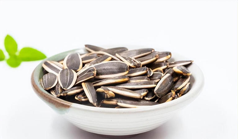 瓜子和花生，到底吃哪个有利于减肥？吃错“胖成球”，早点搞清楚