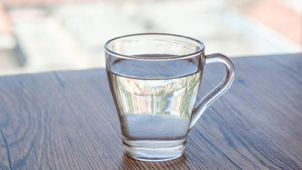 早上空腹喝水，危害比不吃早餐还大？医生劝告：3种水别再空腹喝