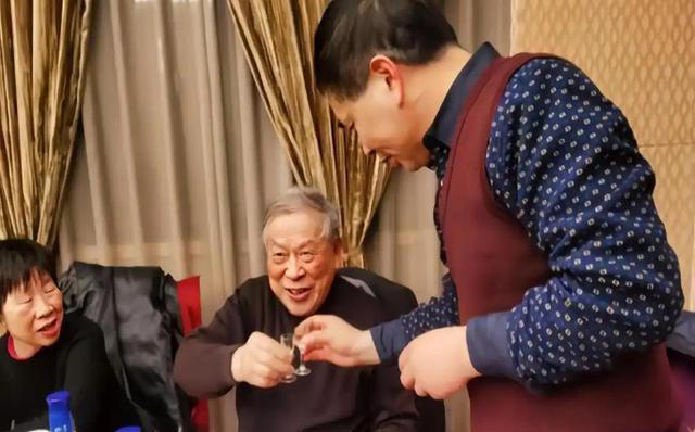 调查发现：活得久的肝病患者，大多在确诊后，改掉了4个恶习