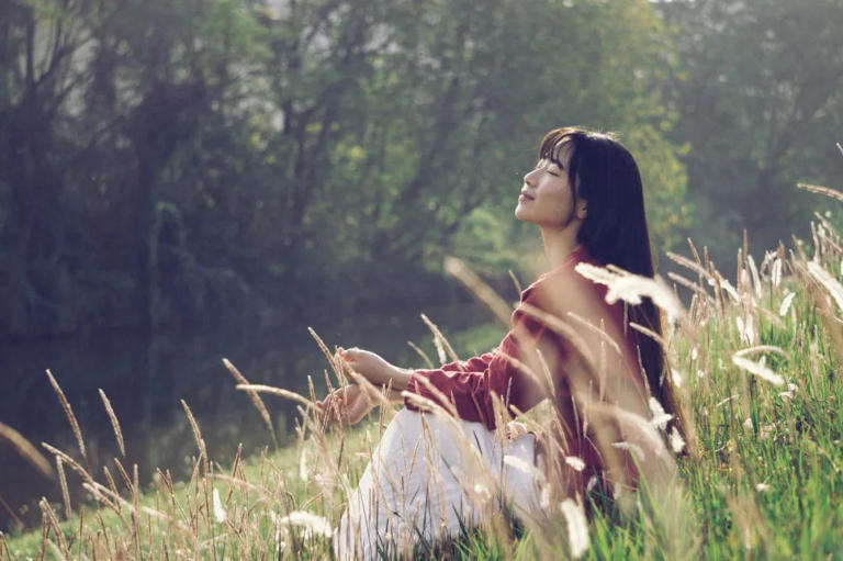 01 人生路上，每走一步，都有不一样的风景。 人生不管到了哪个阶段，都应该努力让生活变得更加多姿多彩。 别让自己闲着，有事可做，能享受生活的美好，感受到更多的幸福和快乐。 人到晚年，生活的节奏就会放慢，不必再如此劳累奔波。 但是也不要