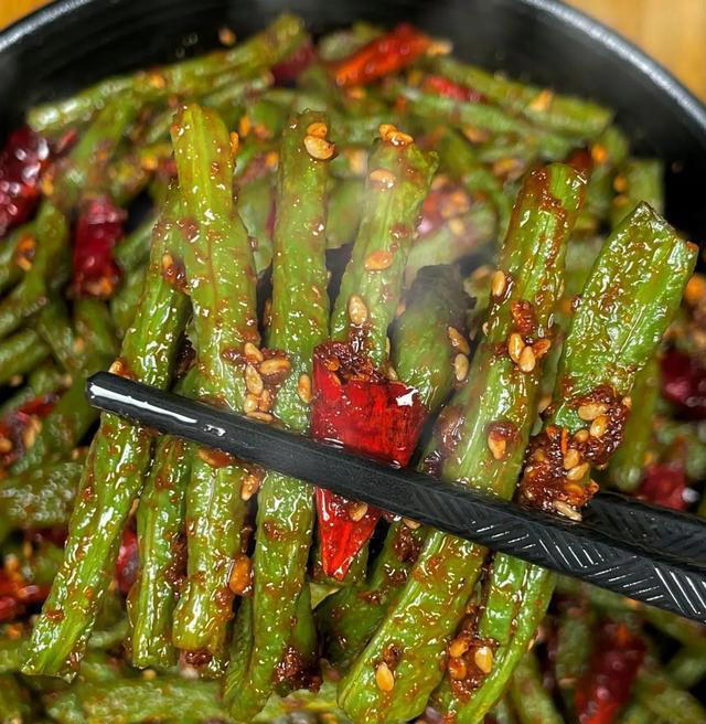 我妈做的干煸豆角，爸爸说他一辈子都吃不腻