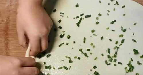 家常葱花饼超简单，3步烙出酥软美味，吃一次就忘不了