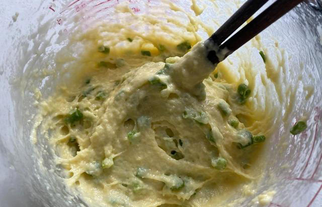 不加一滴水，教你做早餐鸡蛋饼，10分钟搞定，香软好吃，营养健康