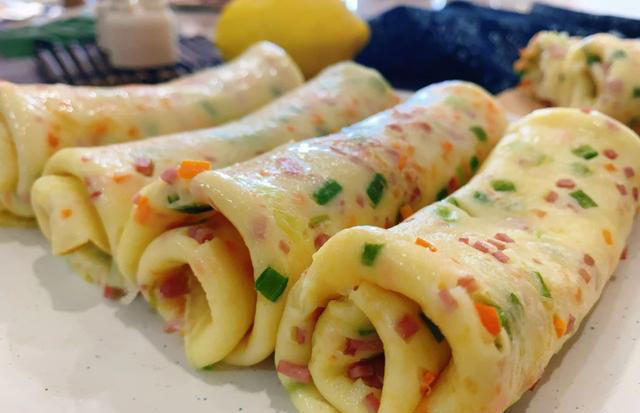 不加一滴水，教你做早餐鸡蛋饼，10分钟搞定，香软好吃，营养健康