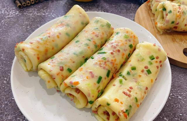 不加一滴水，教你做早餐鸡蛋饼，10分钟搞定，香软好吃，营养健康