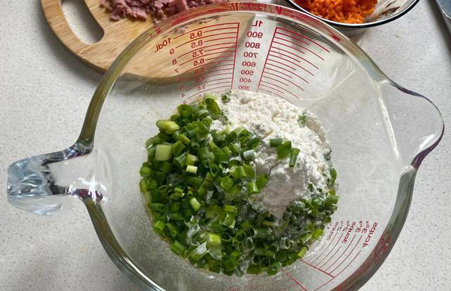 不加一滴水，教你做早餐鸡蛋饼，10分钟搞定，香软好吃，营养健康