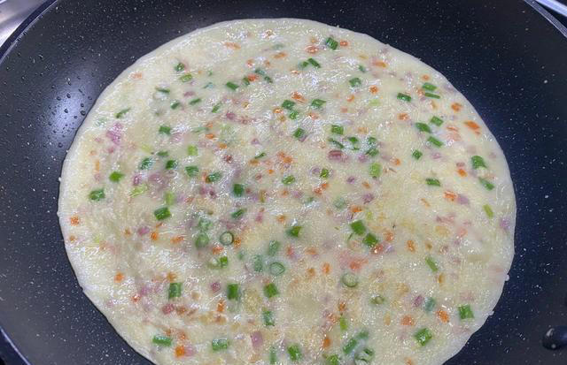 不加一滴水，教你做早餐鸡蛋饼，10分钟搞定，香软好吃，营养健康