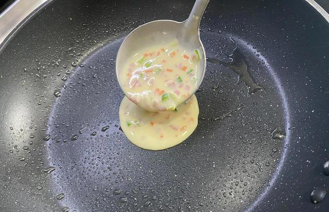 不加一滴水，教你做早餐鸡蛋饼，10分钟搞定，香软好吃，营养健康