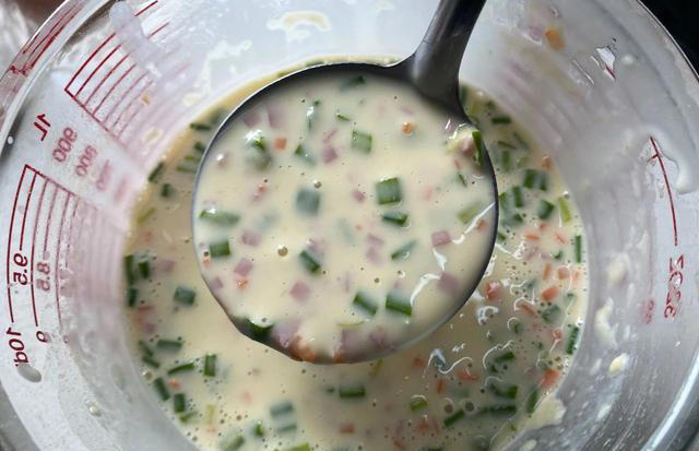 不加一滴水，教你做早餐鸡蛋饼，10分钟搞定，香软好吃，营养健康