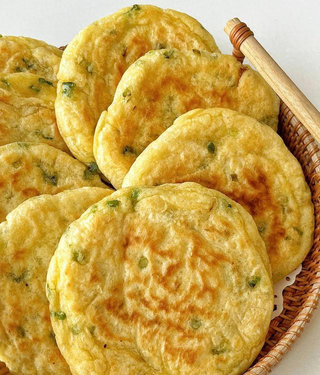 搅一搅就能做的葱香发面软饼，学会这个做法，饼子咸香松软又简单
