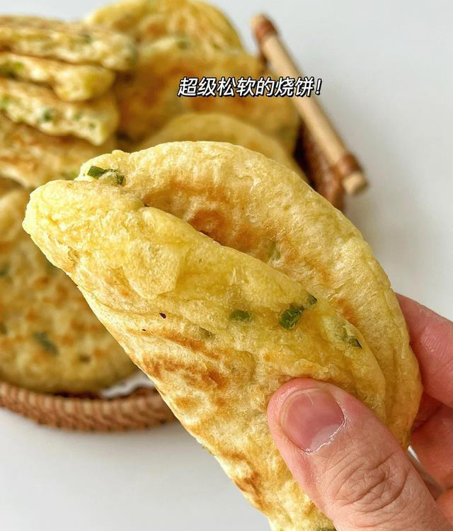 搅一搅就能做的葱香发面软饼，学会这个做法，饼子咸香松软又简单