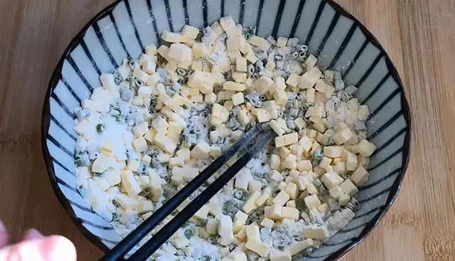 厨房小白也能做，葱香小饼半小时出炉，酥到全家抢着吃