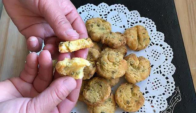 厨房小白也能做，葱香小饼半小时出炉，酥到全家抢着吃