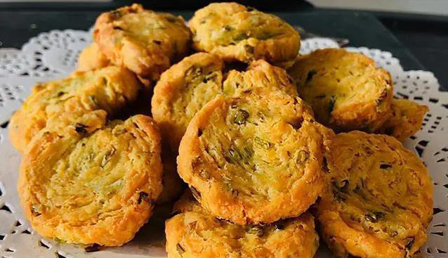 厨房小白也能做，葱香小饼半小时出炉，酥到全家抢着吃