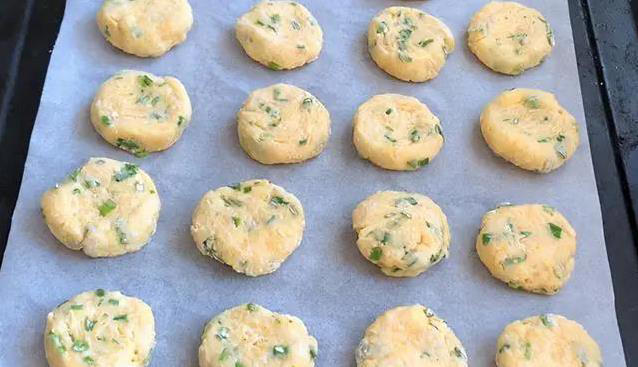 厨房小白也能做，葱香小饼半小时出炉，酥到全家抢着吃