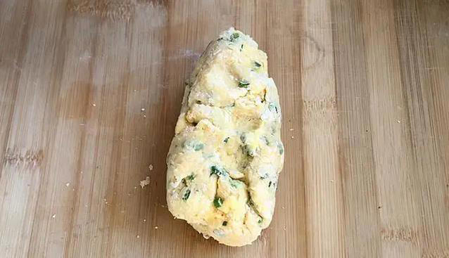 厨房小白也能做，葱香小饼半小时出炉，酥到全家抢着吃