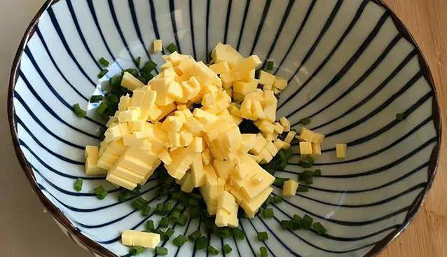 厨房小白也能做，葱香小饼半小时出炉，酥到全家抢着吃